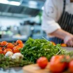 Kock förbereder färska grönsaker i ett restaurangkök