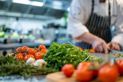 Kock förbereder färska grönsaker i ett restaurangkök