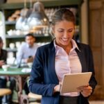 Restaurangansvarig granskar en surfplatta under ett vardagspass