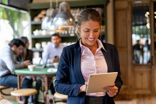 Restaurangansvarig granskar en surfplatta under ett vardagspass